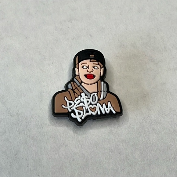 CROCS Accessories - Peso pluma doble P Alucin buchón corridos tumbados croc charm jibbet accessory